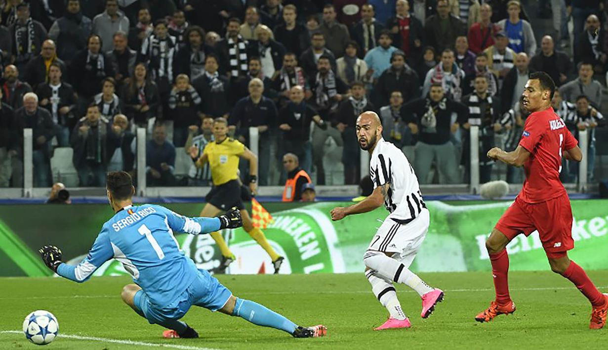 Proses terjadinya gol oleh pemain Juventus, Simone Zaza ke gawang Sevilla pada laga Liga Champions di Stadion Juventus, Italia, Kamis (1/10/2015). (AFP Photo/Olivier Morin)