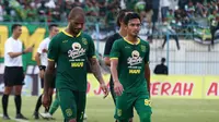 Dua pemain Persebaya, David da Silva dan Bayu Nugroho, setelah laga kontra Bhayangkara FC di Piala Gubernur Jatim di Stadion Gelora Bangkalan, Bangkalan (12/2/2020). (Bola.com/Aditya Wany)