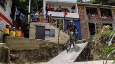 Pebalap sepeda Kolombia, Juan Nuñez memacu sepedanya pada ajang MTB Red Bull Medellín Cerro Abajo Urban Downhill, di perkampungan padat penduduk "La comuna 13", Medellin, Kolombia, pada 4 Maret 2023. (AFP/Freddy Builes)