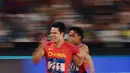 Pelari China, Su Bingtian (kiri) memacu kecepatan saat berkompetisi pada Final nomor Lari 100 meter putra Asian Games 2018 di Stadion Gelora Bung Karno, Jakarta, Minggu (26/8). Su Bingtian meraih emas dengan catatan waktu 9,92 detik. (AFP/Martin BUREAU)
