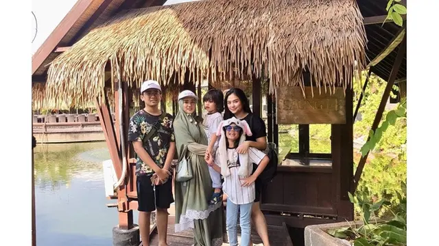 7 Potret Kebersamaan Mulan Jameela dengan Putra Pertamanya yang Jarang Tersorot