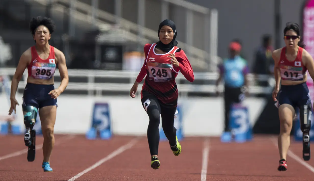 Pelari Indonesia, Tiarani Karisma, beradu cepat pada final Asian Para Games cabang atletik nomor lari 100 meter T42 / T63 di SUGBK, Jakarta, Rabu (10/10/2018). (Bola.com/Vitalis Yogi Trisna)