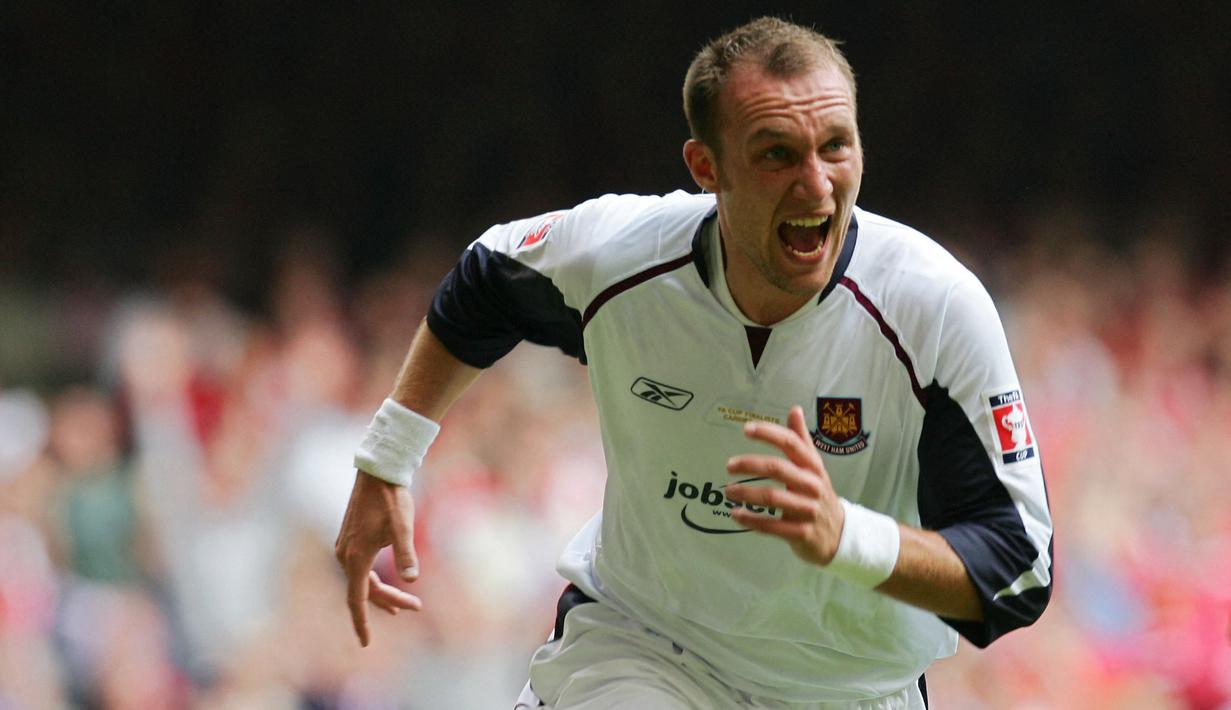 West Ham saat itu berhasil unggul dua gol lebih dahulu saat pertandingan berjalan 28 menit. Gol pertama diperoleh dari gol bunuh diri Jammie Charragher usai salah mengantisipasi umpan silang. Sementara itu, gol kedua dicetak oleh Dean Ashton yang sukses memanfaatkan kesalahan Pepe Reina setelah tak mampu menangkap bola dengan baik. (AFP/Paul Ellis)