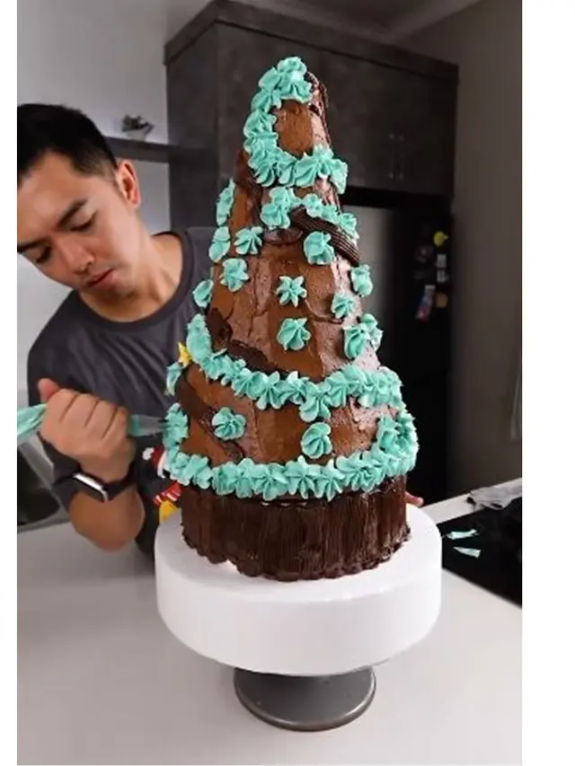 6 Potret Nicky Tirta Bikin Kue Pohon Natal Ukuran Besar, Memukau Sayang Dimakan