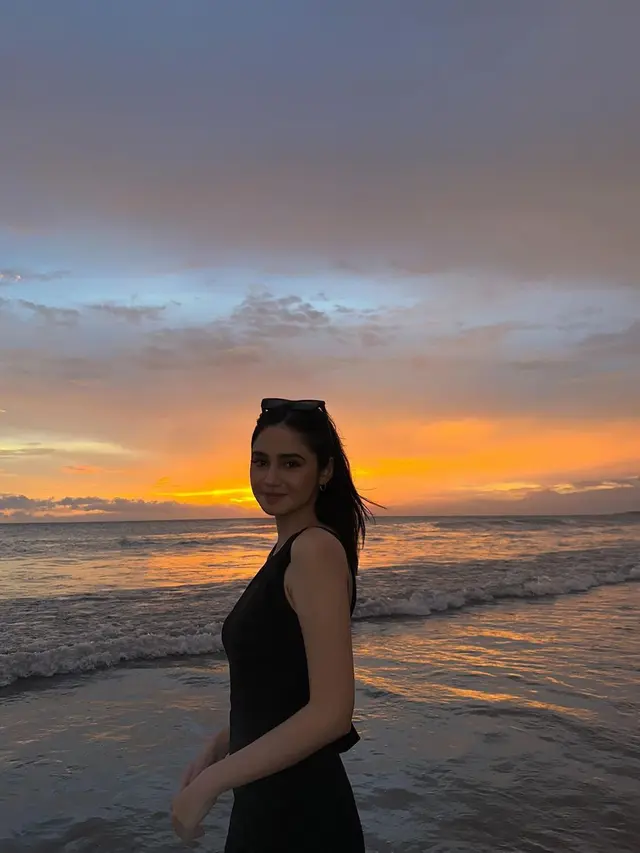 Syifa Hadju di pantai (Instagram/syifahadju)