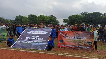 Ratusan bobotoh atau suporter Persib Bandung asal Garut, Jawa Barat, menggelar doa bersama bagi ratusan korban meninggal dunia tragedi Kanjuruhan, Malang. (Liputan6.com/Jayadi Supriadin)