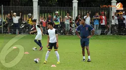 Patrick Kluivert terlihat hadir dalam sesi coaching clinic yang digelar di Lapangan C Senayan Jakarta pada Kamis 6 Juni 2013