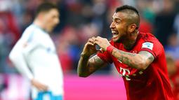 Ekspresi pemain Bayern Munchen, Arturo Vidal, setelah mencetak gol ke gawang Schalke dalam laga Bundesliga Jerman di Stadion Allianz Arena, Munchen, Jerman, (16/4/2016). (Reuters/Michael Dalder)