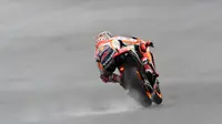 Pembalap Repsol Honda, Marc Marquez menguasai sesi pemanasan (WUP) MotoGP Republik Ceko 2017 dalam kondisi basah. (Michal Cizek / AFP)