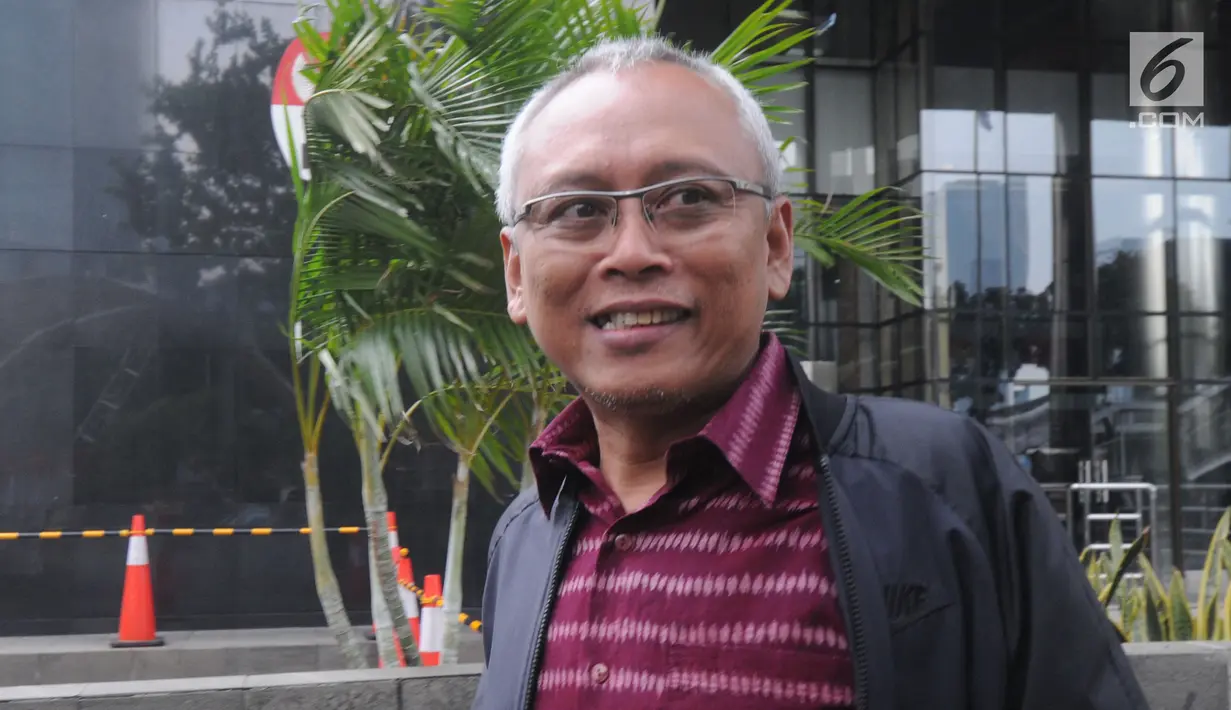 Anggota DPR Fraksi PDIP, Arif Wibowo usai memenuhi panggilan penyidik KPK di Jakarta, Kamis (7/4/2019). Arif Wibowo diperiksa dalam kapasitas sebagai saksi untuk melengkapi berkas penyidikan tersangka Markus Nari terkait kasus dugaan korupsi pengadaan e-KTP. (merdeka.com/Dwi Narwoko)