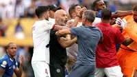 Enzo Maresca, Pelatih Kepala Chelsea FC, berbincang dengan Luis Enrique, Pelatih Kepala Paris Saint-Germain, setelah pertandingan Final Piala Dunia Antarklub 2025 antara Chelsea FC dan Paris Saint-Germain di Stadion MetLife di East Rutherford, New Jersey,&nbsp;Senin dini hari WIB (14-7-2025). (Luke Hales/Getty Images via AFP)