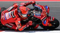 Pembalap Ducati, Marc Maruqez memacu motornya saat sesi Warm Up menjelang race MotoGP Mandalika 2025 di Sirkuit Internasional Pertamina Mandalika, Lombok, NTB, Minggu (5/10/2025). (AFP/Sonny Tumbaleka)