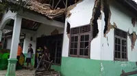Rumah di Bogor rusak akibat gempa (Liputan6.com/ Achmad Sudarno)