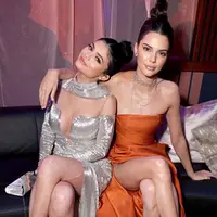 Selain itu riasan wajah yang sederhana membuat aura cantik mereka terpancar alami, namun tetap mempesona dan memikat perhatian. (doc.dailymail.com)