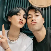 Pasangan Stylish Vidi Aldiano dan Sheila Dara. [@vidialdiano]
