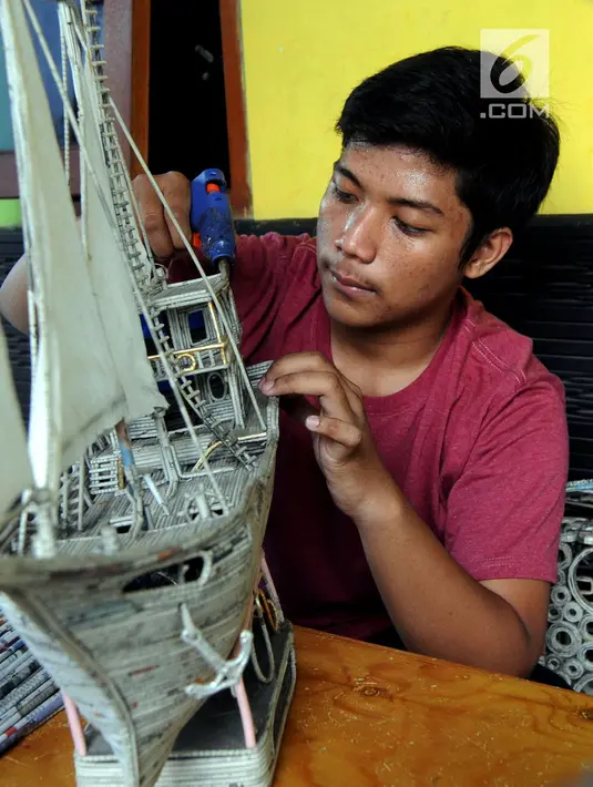 Perajin menyelesaikan pembuatan kerajinan tangan berbahan baku limbah koran di Dapur Akasia Art, Pamulang, Tangerang Selatan, Banten, Kamis (20/6/2019). Harga kerajinan tangan tersebut tergantung tingkat kesulitan dan lamanya proses pembuatan. (merdeka.com/Arie Basuki)