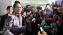 Plt Ketua Umum PSSI Joko Driyono memberi keterangan pers usai diperiksa di Mapolda Metro Jaya, Jakarta, Kamis (24/1). Joko Driyono diperiksa selama 11 jam dengan 45 pertanyaan terkait kasus dugaan pengaturan skor sepakbola. (Liputan6.com/Johan Tallo)