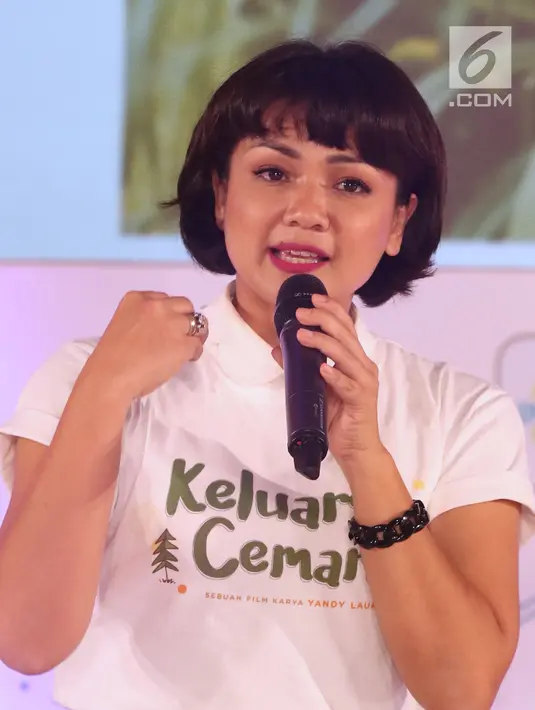 Pemeran emak dalam film Keluarga Cemara, Nirina Zubir saat bercerita kepada peserta EGTC 2018 di Graha Sanusi Hardjadinata, Universitas Padjajdaran, Bandung, Rabu (5/12). Mereka bercerita seputar pembuatan film tersebut. (Liputan6.com/Helmi Fithriansyah)