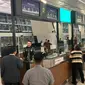 Sebanyak 100 personel tambahan disiagakan di Imigrasi Bandara Soekarno-Hatta (Soetta) buntut gangguan server PDN. (Liputan6.com/Pramita Tristiawati)