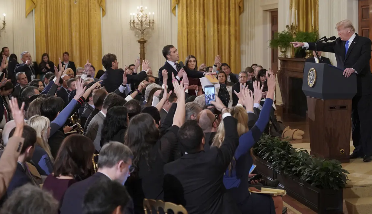 Presiden AS, Donald Trump mengarahkan telunjuknya ke jurnalis CNN, Jim Acosta dalam konferensi pers sesaat setelah pemilu sela di Gedung Putih, Rabu (7/11). Trump memerintahkan wartawan itu untuk meletakkan mikrofonnya dan duduk diam. (MANDEL NGAN/AFP)