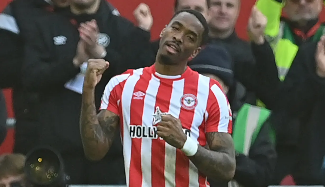 Ivan Toney. Dalam 8 laga Liga Inggris 2022/2023, striker Inggris berusia 26 tahun yang kini memasuki musim ke-3 membela Brentford ini ini telah mencetak 1 kali hattrick, yaitu pada pekan ke-6 saat menang 5-2 atas tamunya Leeds United (3/9/2022). Total ia telah mencetak 5 gol dan 2 assist di Liga Inggris musim ini. (AFP/Justin Tallis)