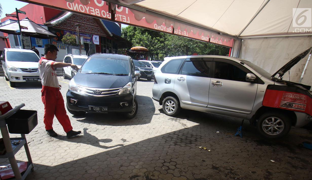 Aktivitas pemeriksaan kendaraan di rest area 57 km, Karawang, Jawa Barat, Kamis (29/6). Fasilitas yang disediakan seperti wi-fi, makanan dan minuman, ruangan ber-AC, kursi pijat, game station, TV satelit dan kids corner. (Liputan6.com/Helmi Afandi)