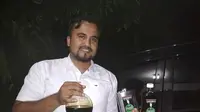 Di tangan pria Aceh, Dedi Ikhwani (33), hip flask disulap menjadi kemasan 'cold brew wine coffee'. (Liputan6.com/ Rino Abonita)