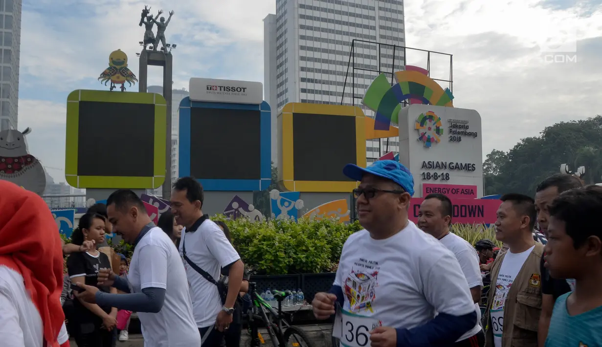 Ketua KPU RI, Arief Budiman mengikuti kompetisi lari Democracy Run di Bundaran HI, Minggu (18/3). Acara ini diikuti perwakilan dari 15 partai politik yang lolos pemilu 2019, anggota KPU dan Banwaslu serta masyarakat umum. (Liputan6.com/Faizal Fanani)