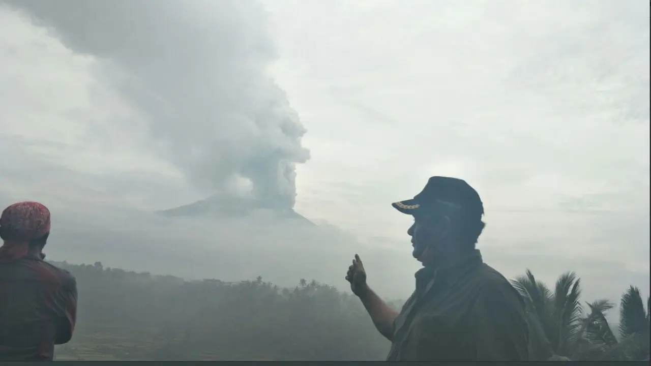 Batu Super Panas Terlontar dari Kawah Gunung Agung Hingga 4 Km