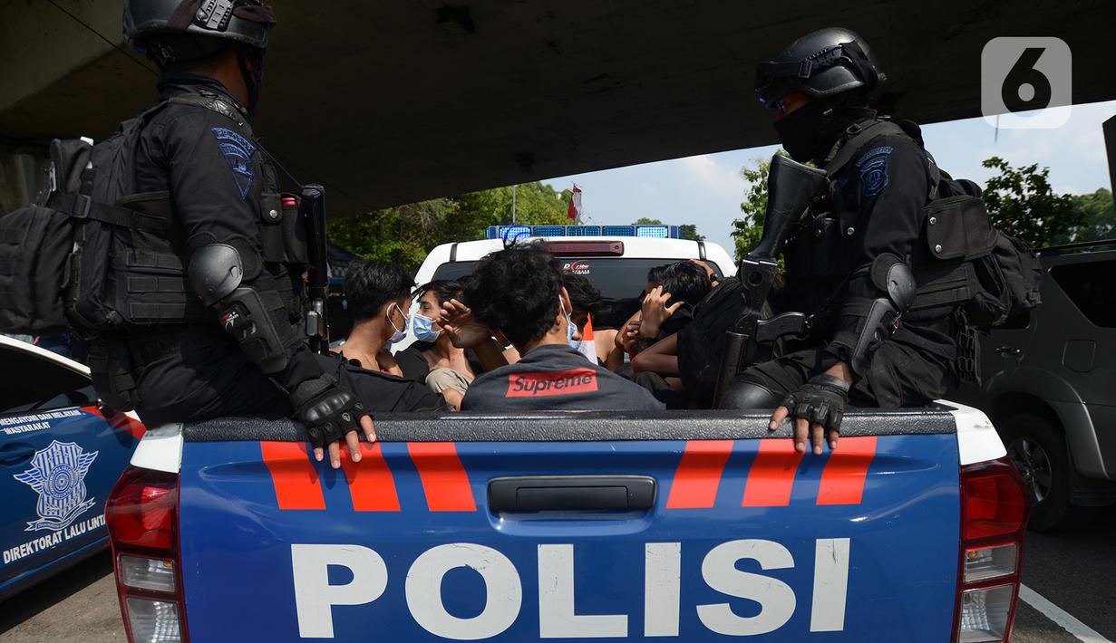 Sejumlah orang dibawa dengan kendaraan polisi setelah diamankan di Kawasan Senayan, Jakarta, Kamis (8/10/2020). Mereka diduga hendak melakukan unjuk rasa di depan gedung DPR. (merdeka.com/Imam Buhori)