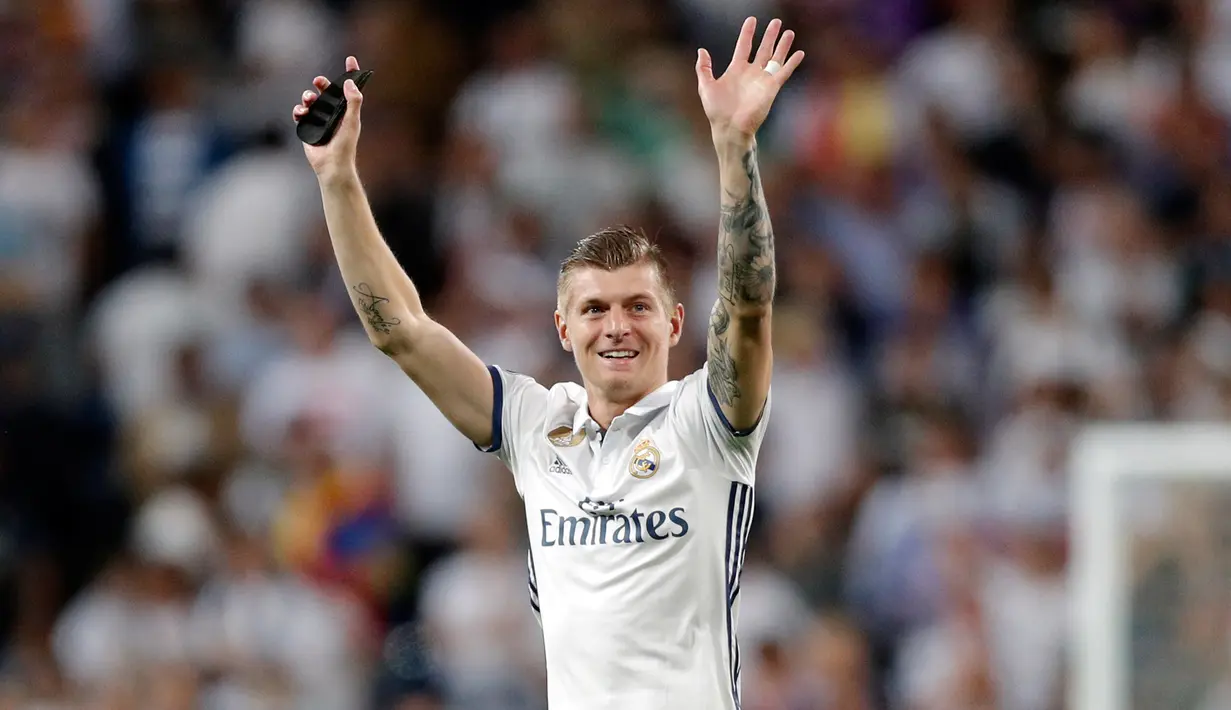 Toni Kroos melambaikan tangan usai laga Perempat Final Liga Champions 2017 antara Bayern Munchen vs Real Madrid di Santiago Bernabeu, Spanyol, Rabu (19/4). Madrid keluar sebagai pemenang dengan skor 4-2. (AP Photo)