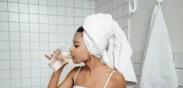 Saat hidrasi kulit menurun, elastisitasnya ikut melemah, tampilan wajah terlihat kusam, dan tekstur kulit terasa lebih kasar.  [Dok/Pexels.com/Ron Lach].