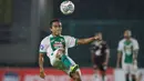 Pemain PSS Sleman, Samsul Arifin berusaha mengontrol bola saat melawan PSM Makassar dalam laga pekan ke-12 BRI Liga 1 2021/2022 di Stadion Manahan, Solo, Kamis (18/11/2021). (Bola.com/Bagaskara Lazuardi)