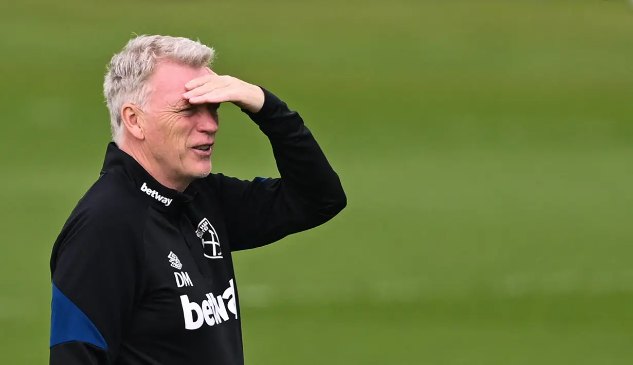 <p>Pelatih West Ham United, David Moyes saat memimpin sesi latihan di tempat latihan West Ham United di London timur (4/5/2022). Pada leg pertama, West Ham kalah atas Eintracht Frankfurt 1-2 di Stadion Olympic London. (AFP/Justin Tallis)</p>