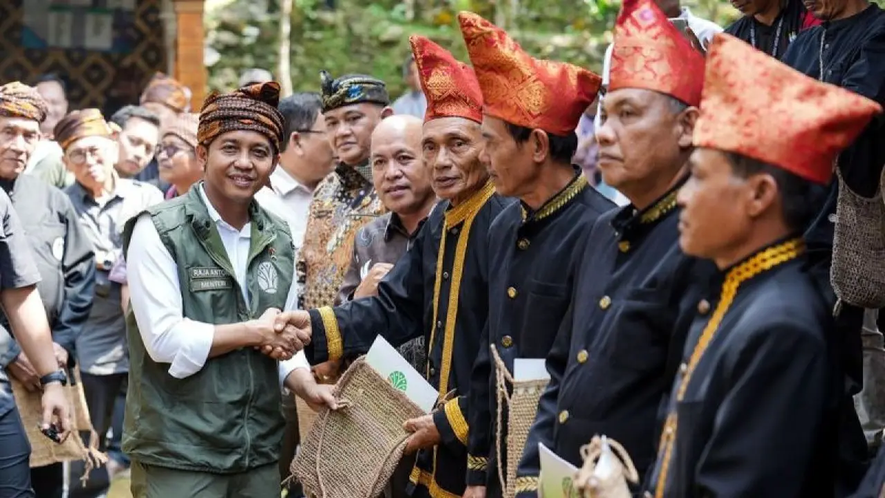 Menteri Kehutanan (Menhut) Raja Juli Antoni saat menyerahkan SK Penetapan Hutan Adat kepada masyarakat hutan adat seluas 1.175 hektare untuk 4.938 Kepala Keluarga (KK) di Hutan Adat Kasepuhan Pasir Eurih, Sabtu (6/6/2026) (Istimewa)