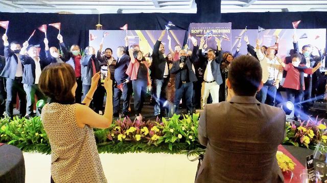 Martin Carter bersama Allia Rosa saat soft launching modem Tren di kawasan Ancol, Jakarta Utara.