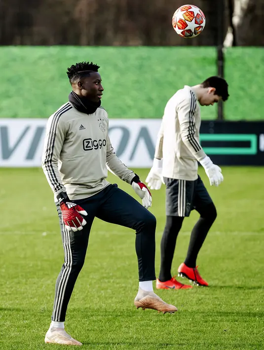 Kiper Ajax Amsterdam Andre Onana ambil bagian dalam sesi latihan jelang menjamu Real Madrid pada leg pertama babak 16 besar Liga Champions di De Toekomst di Ouder-Amstel, Amsterdam, Selasa (12/2). (Robin van Lonkhuijsen/ANP/AFP)
