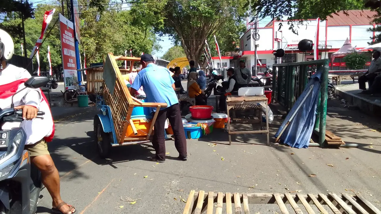 Para pedagang yang sebelumnya menempati tempat relokasi di Gedung Wanita Paramita Kencana, membongkar lapaknya dan kembali ke pasar yang sedang direnovasi. (Hermawan Arifianto/Liputan6.com).