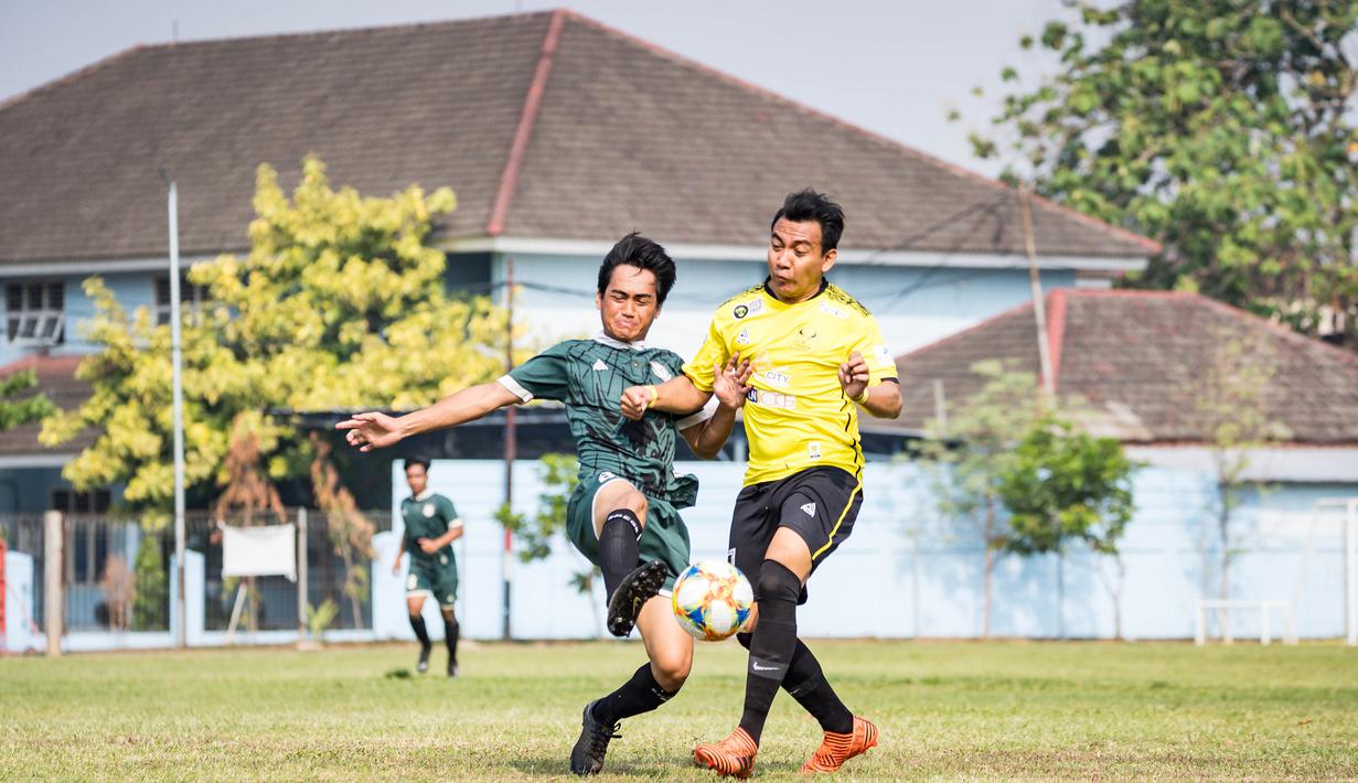 Para pemain beradu kaki saat babak perempat final laga Pertamax Liga Ayo 2019. (Dokumentasi)