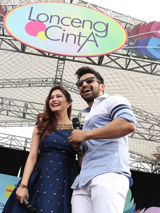Bersama Arjit Taneja, Leena Murlidhar memberikan gelang kesayangan mereka dan bunga mawar merah. Hal ini dilakukannya sebagai bentuk balasan dan menghargai para penggemarnya yang hadir saat itu. (Bambang E. Ros/Bintang.com)