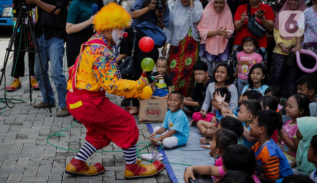 Badut yang tergabung dalam ABI menghibur anak-anak di pengungsian korban banjir di Gor Pangadegan, Jakarta, Selasa (7/1/2020). Dengan memberikan hiburan diharapkan anak-anak dapat melupakan kesedihan dan keresahan yang sedang mereka alami pasca bencana banjir. (Liputan6.com/Faizal Fanani)