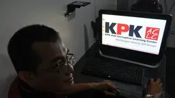 Bus berwarna hitam itu dilengkapi dengan berbagai fitur untuk pembelajaran anti korupsi, Jakarta, (14/10/14). (Liputan6.com/Miftahul Hayat) 