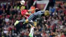 Gelandang MU, Ander Herrera berebut bola udara dengan bek Celta Vigo, Daniel Wass saat bertanding pada leg kedua Liga Europa di stadion Old Trafford, Inggris,(11/5). MU melaju ke final usai menang dengan aggregat 2-1. (AFP Photo/Miguel Riopa)