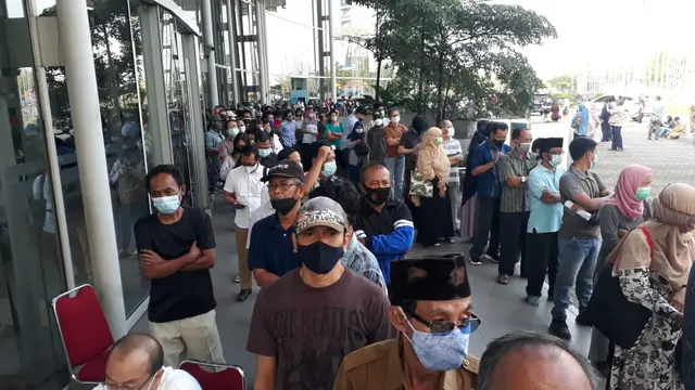 Antrean warga untuk mengikuti vaksinasi massal Covid-19 di ICE BSD Tangerang