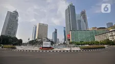 Suasana lengang arus lalu-lintas di Jalan Jenderal Sudirman, Jakarta, Senin (2/5/2022). Hiruk-pikuk kemacetan lalu-lintas di Ibu Kota berubah lengang saat sebagian besar warga mudik ke kampung halaman untuk merayakan Idul Fitri 1443 Hijriah. (merdeka.com/Iqbal S. Nugroho)