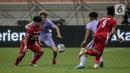 Pemain Indonesia All Star U-20 Andre Oktaviansyah (kiri) berebut bola dengan pemain FC Barcelona U-18 pada pertandingan International Youth Championship 2021 di Jakarta International Stadium, Jakarta, Rabu (13/4/2022). Pertandingan berakhir imbang 0-0. (Liputan6.com/Faizal Fanani)