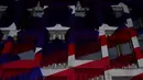 Detail warna dan corak bendera Amerika Serikat yang diproyeksikan di Gedung Kedutaan Besar AS di London, Inggris, Selasa (8/11). Gedung Kedubes AS itu dicat dengan warna bendera AS dalam rangka memeriahkan Pilpres AS 2016. (REUTERS/Hannah McKay)