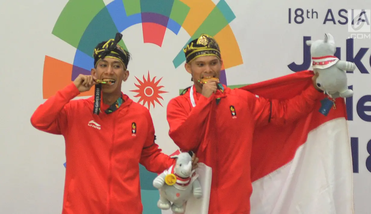 Pesilat Indonesia Yolla Primadona Jumpil dan Hendy berpose usai upacara penyerahan medali nomor seni ganda putra Asian Games 2018 di Padepokan Pencak Silat, TMII, Senin (27/8). Yolla dan Hendy menyabet medali emas dengan skor 580 (Merdeka.com/Arie Basuki)