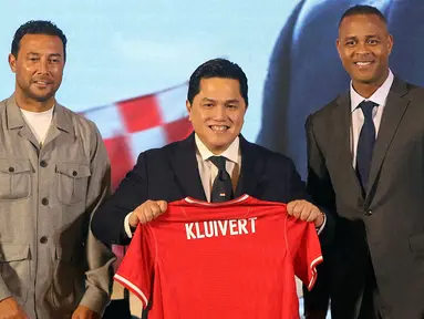 Ketua Persatuan Sepakbola Seluruh Indonesia (PSSI), Erick Thohir bersama Pelatih Kepala Timnas Indonesia, Patrick Kluivert (kanan) dan Asisten Pelatih Timnas Denny Landzaat foto bersama seusai menyampaikan keterangan di Hotel Mulia, Jakarta, Minggu (12/1/2025). (Liputan6.com/Herman Zakharia)