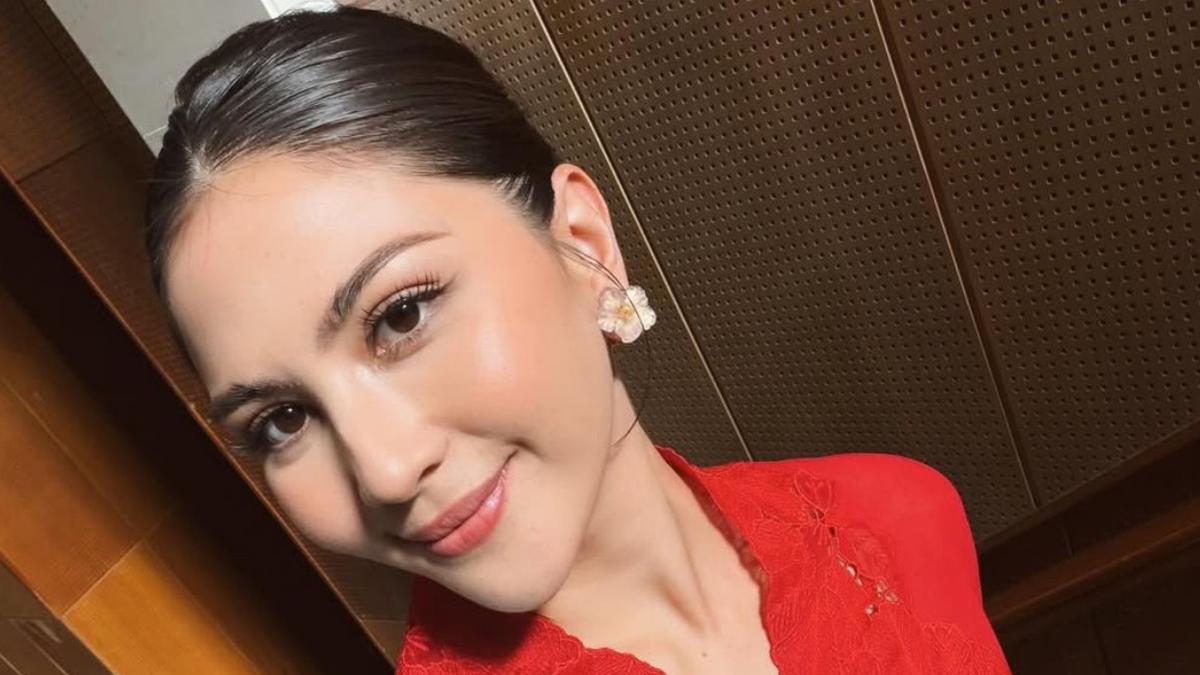 Pesona Memukau Jessica Mila Rayakan Hari Paskah 2026 Kenakan Kebaya Merah Dipadukan Kain Ulos